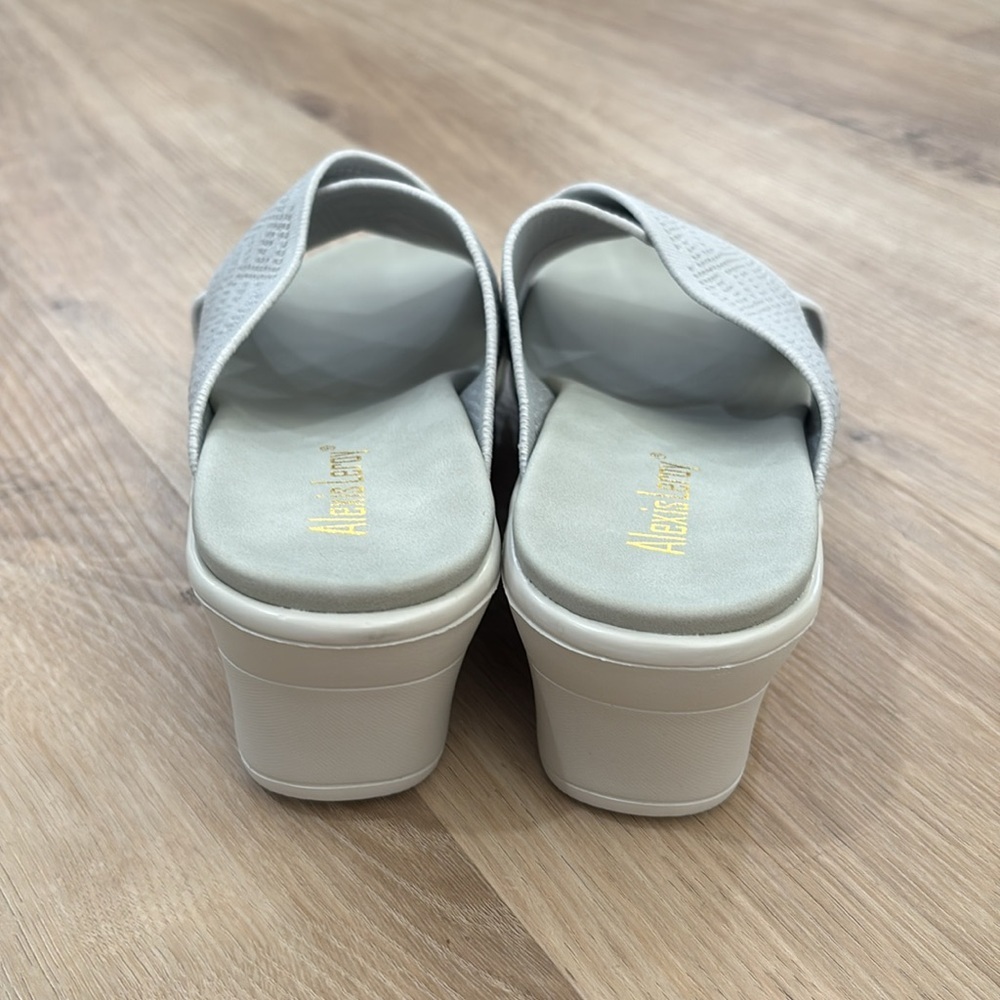 NEW Women’s Alexis Leroy Wedge Slide Sandals - Picture 3 of 5